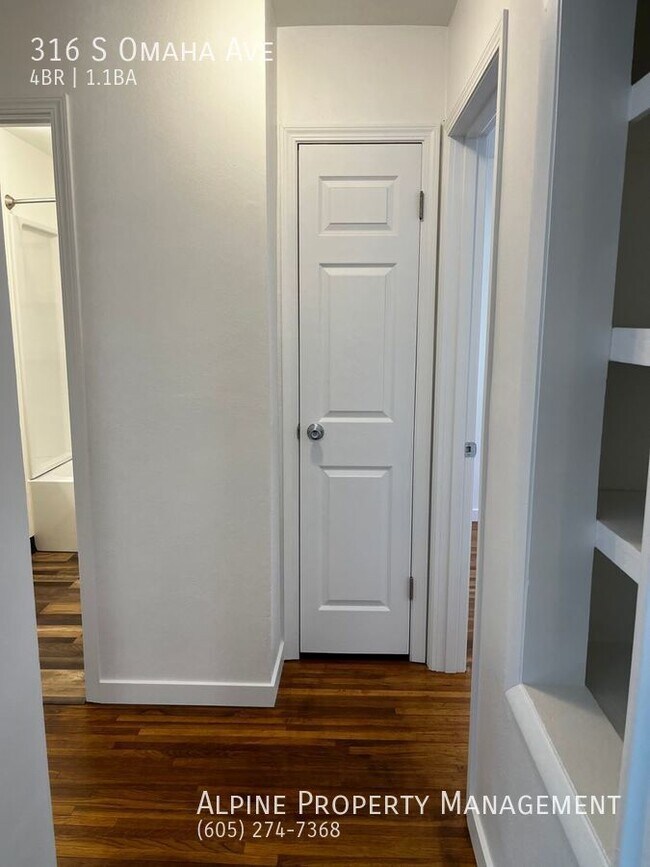 Building Photo - 4 Bed/1.5 Bath with Triple Stall Garage!