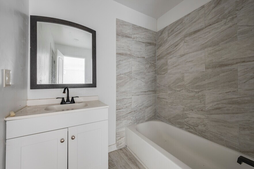 Building Photo - 725 E Morton St