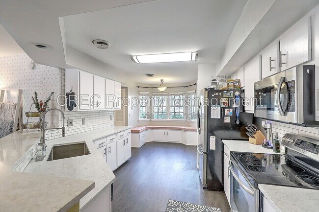 Building Photo - 2065 Emerald Terrace