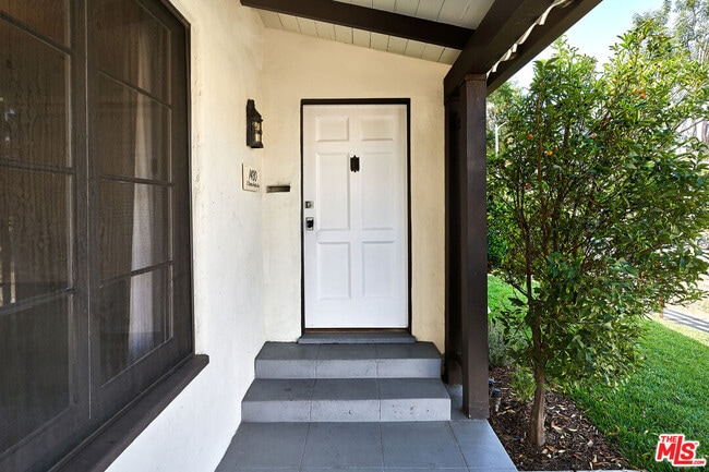 Building Photo - 1430 S Sierra Bonita Ave