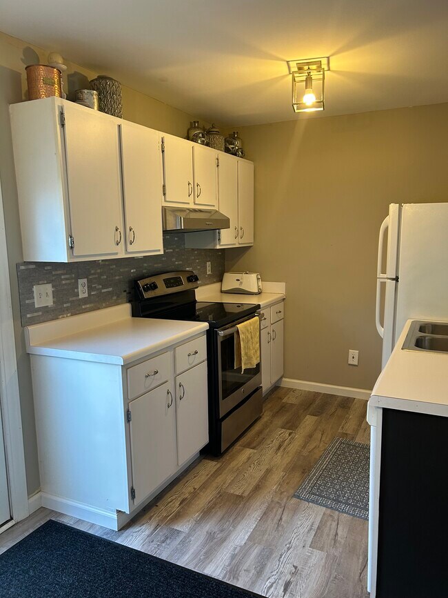 Building Photo - 4945 Singleton Dr