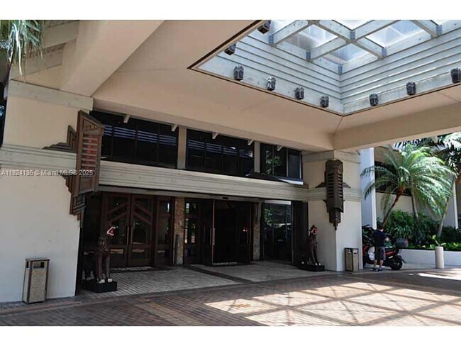 Building Photo - 520 Brickell Key Dr
