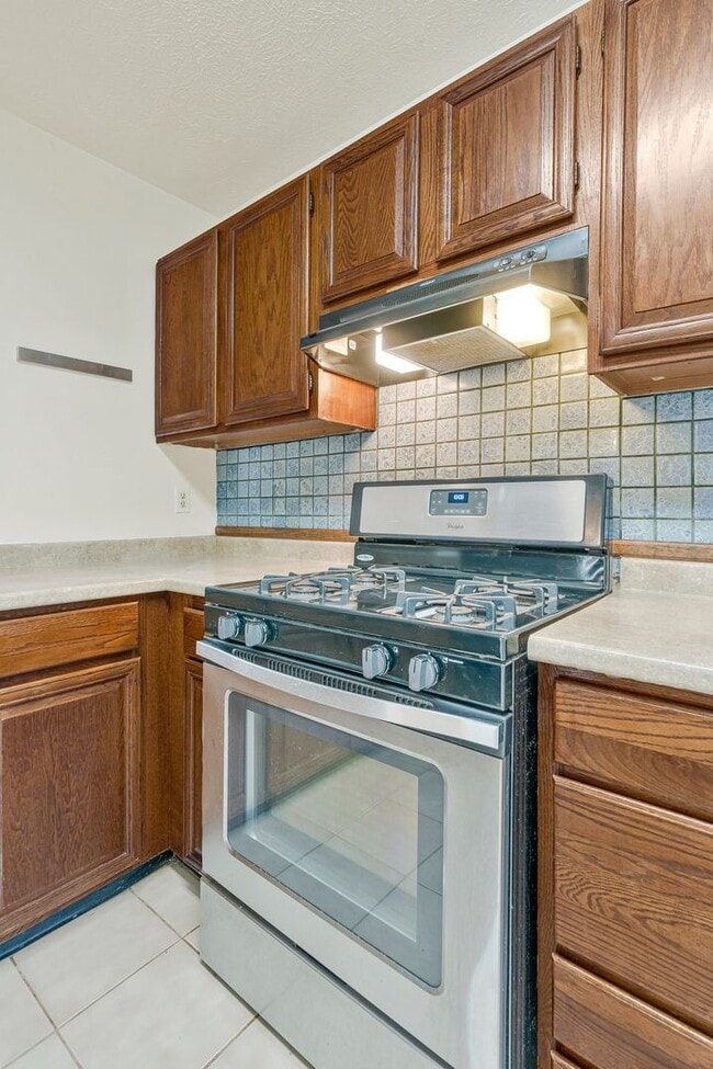 Building Photo - Bright & Cheery 2 BR 2 Bath Unit Available...
