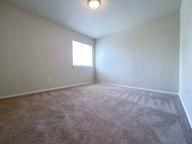Building Photo - Spacious 4/BR 2.5/BA Two-Story Home with F...