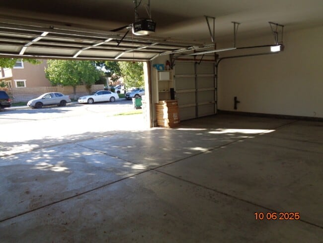 Building Photo - Large 2 Story Offering 3419 sq. ft. and 5 bedrooms plus loft