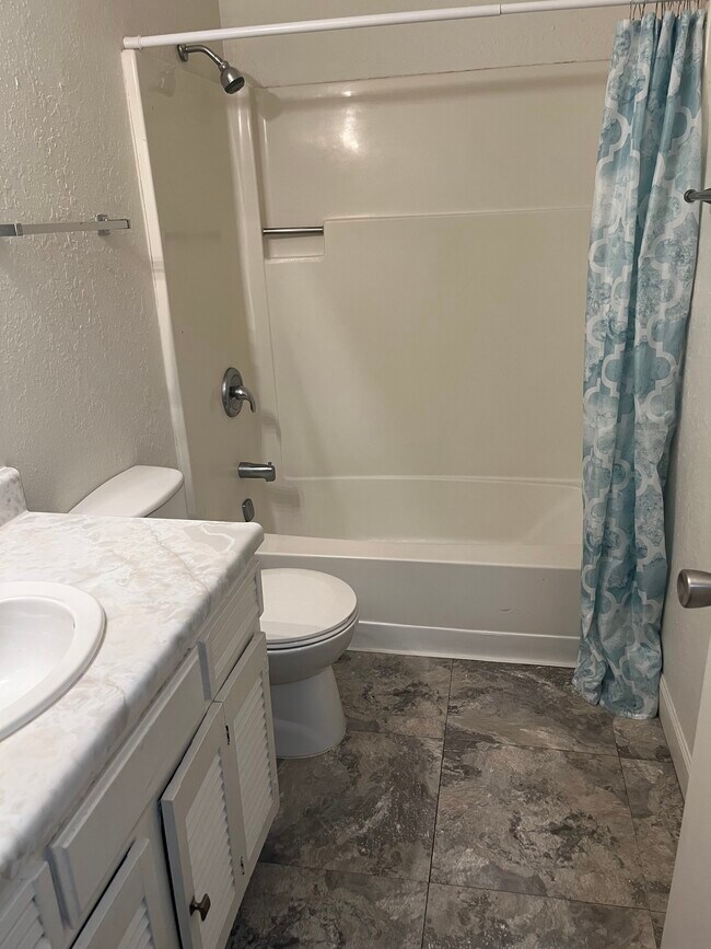 Upstairs bath with tub - 5400 W 44th St