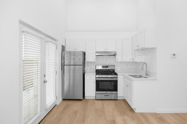 Building Photo - 308 N Catalina Ave