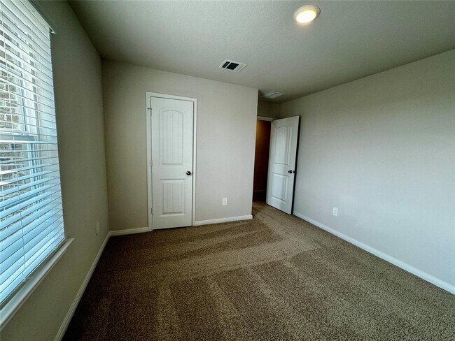 Building Photo - 115 Bethpage Dr