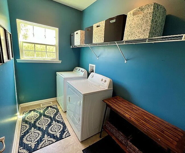 Building Photo - Furnished 5-Bedroom Single-Family Home in Orchard Park