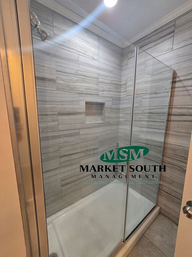 Building Photo - CUTE AND COZY THREE BEDROOM