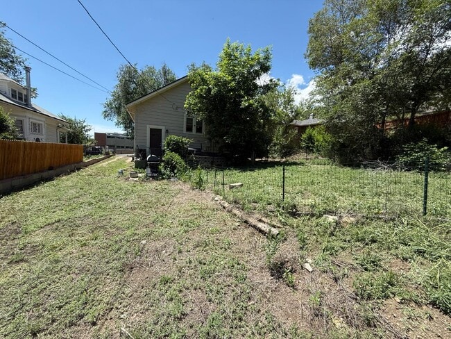 Building Photo - 618 W Pikes Peak Ave