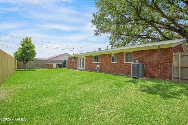 Building Photo - 100 Maple Dr