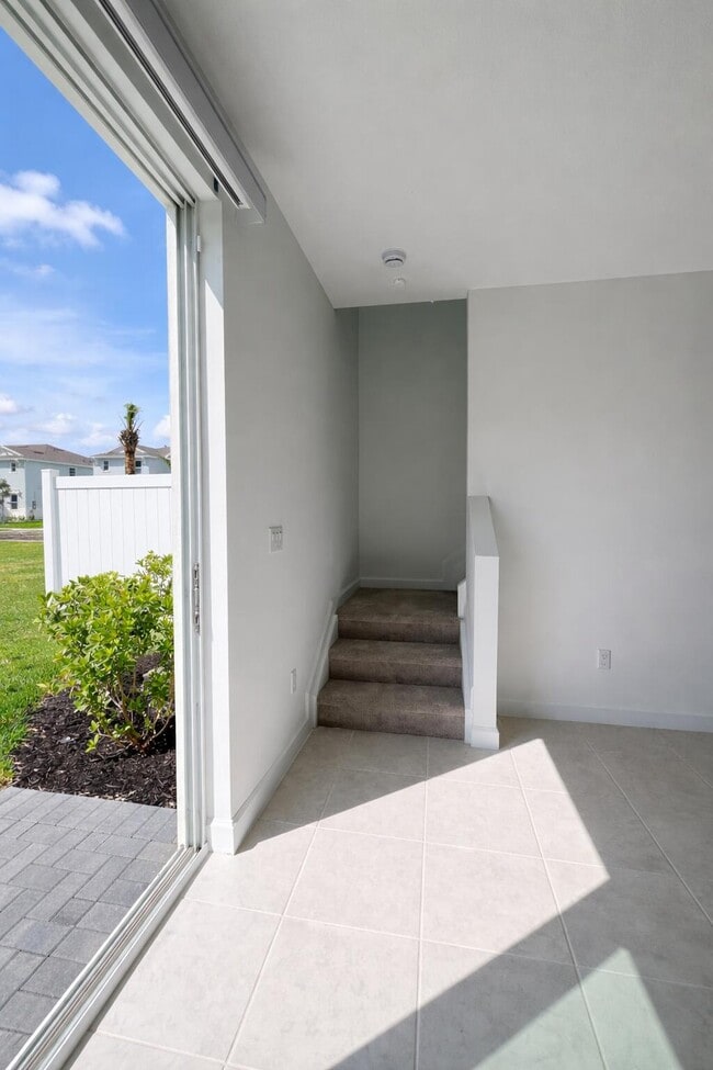 Building Photo - 4616 Hollister Ave