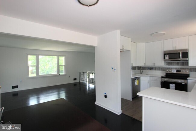 Building Photo - 7803 Woodbourne Ave