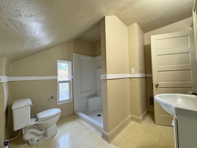 Building Photo - 3 Bedroom House