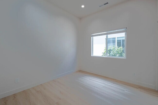 Building Photo - 987 Harcourt Ave