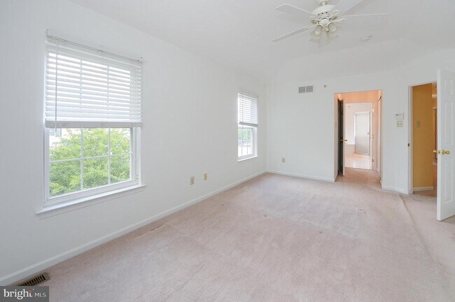 Building Photo - 200 Rolling Hill Dr