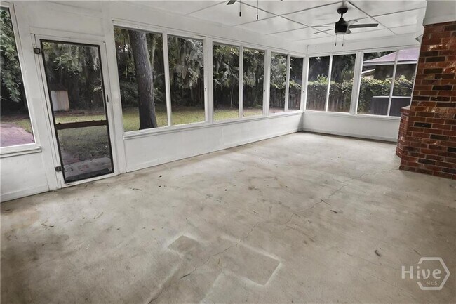 Building Photo - 115 Phyllis Dr