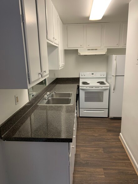 1BR - Kitchen - Harbor Oak Townhomes