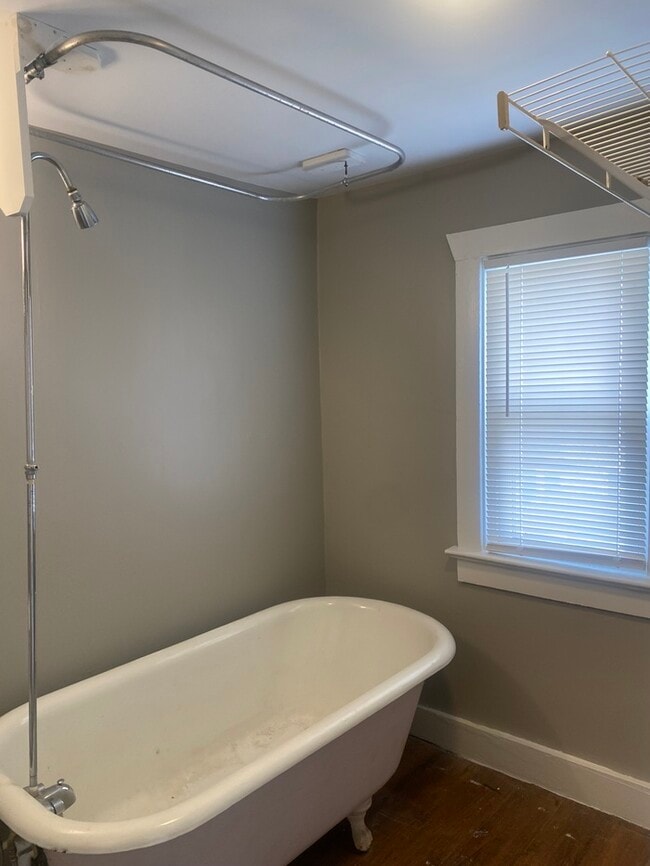 Building Photo - Move In Ready 3 Bedroom Home in a Central Location