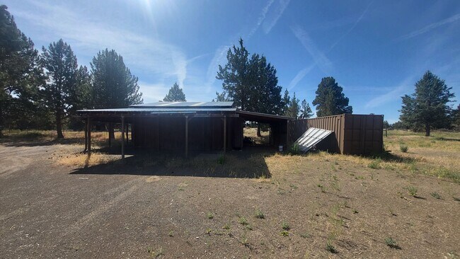 Building Photo - 4 bedroom 3 bath horse property- 6 acres i...