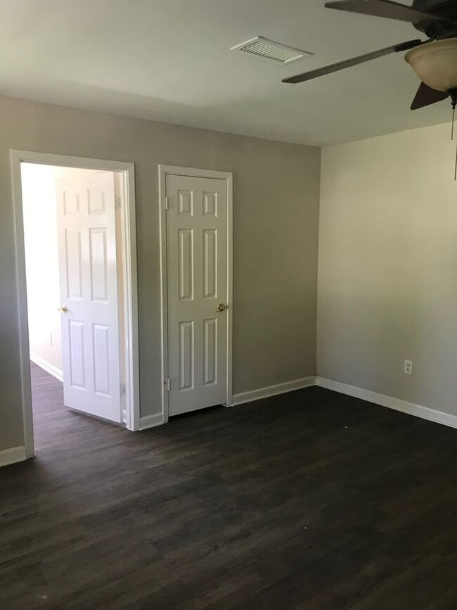 Building Photo - 3 Bedroom / 2 Bath