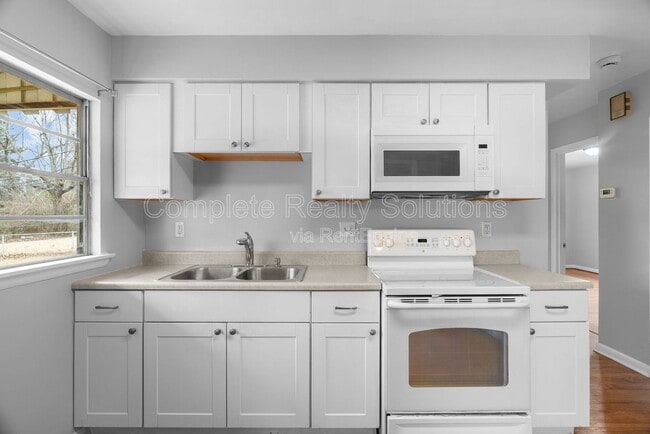 Building Photo - 9220 Leamont Dr