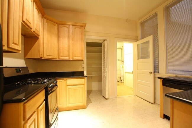 Building Photo - 1895 Page St