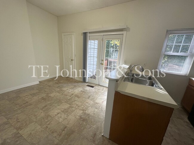 Building Photo - 3 Bedroom Townhouse Close to Baptist Hospi...