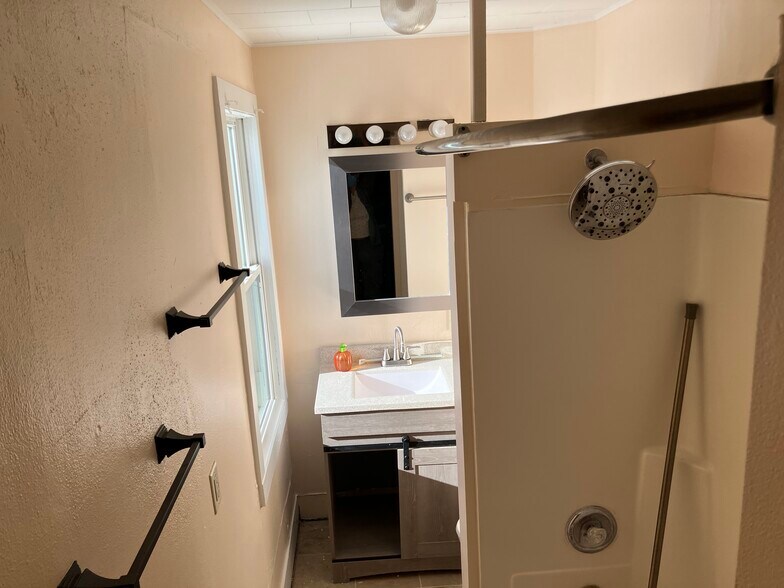 Building Photo - 327 5th Ave