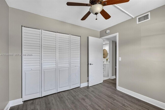 Building Photo - 908 Twin Lakes Dr