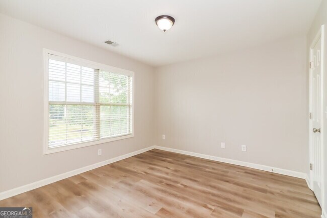 Building Photo - 1050 Cureton Dr