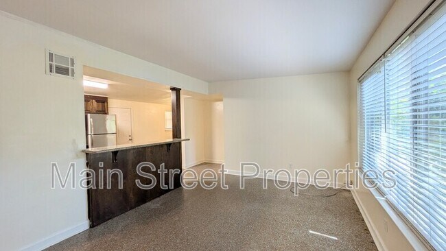 Building Photo - 2120 Curry Cir