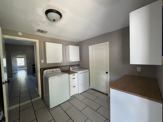 Building Photo - Lovely 3 Bedroom, 2 Bath Bungalow in the H...