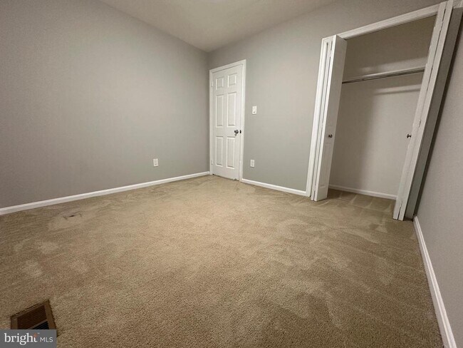Building Photo - 10152 Village Knolls Ct