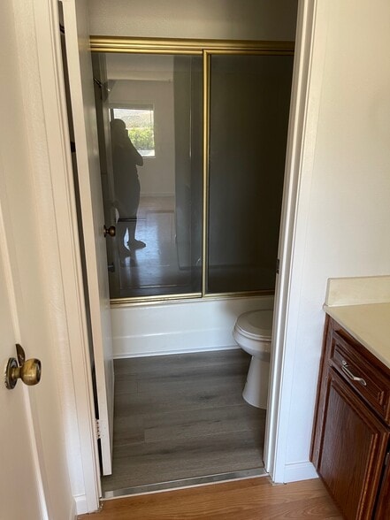 Master bathroom - 27607 Nugget Dr