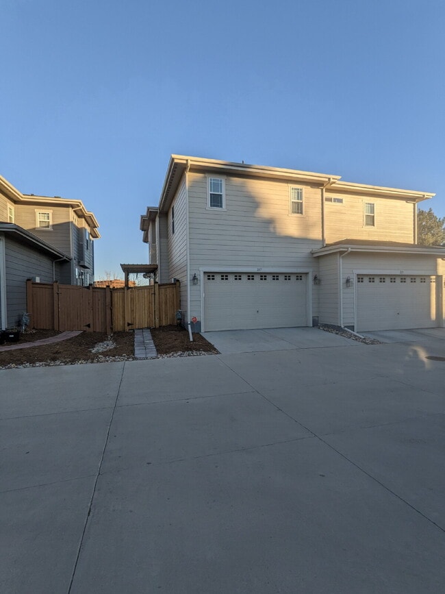 Building Photo - Luxury Open Concept Townhome in Quiet Littleton Neighborhood Complete with Mountain Views!