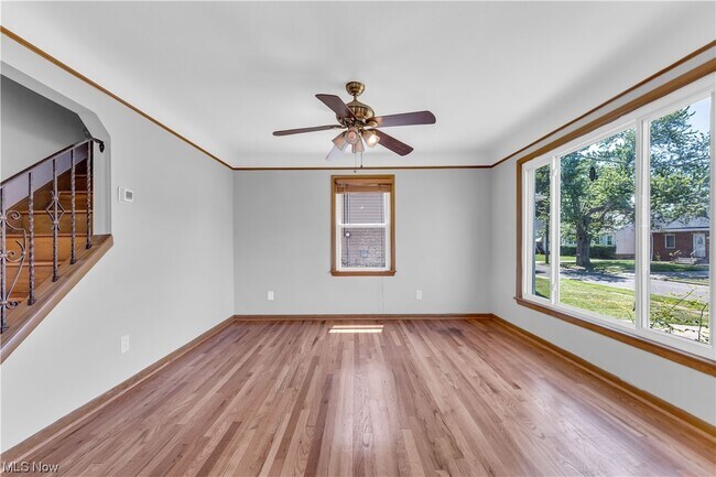 Building Photo - 923 E 218th St