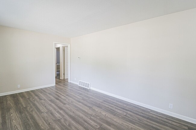 Building Photo - 3009 S Glenn Ave
