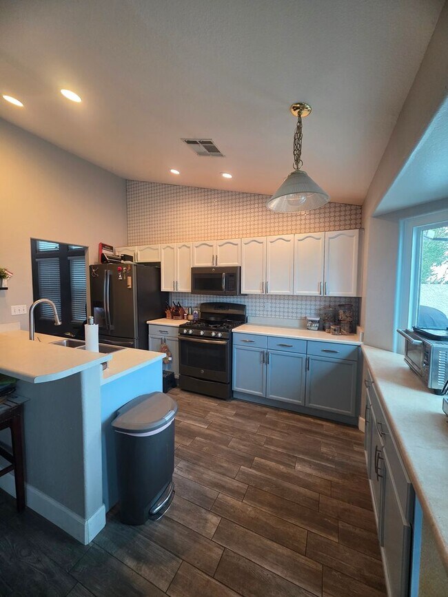 Building Photo - This Home Is Loaded!