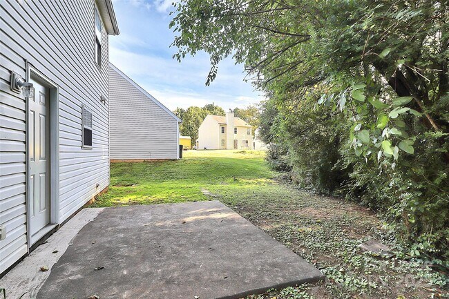 Building Photo - 1215 McAllister Dr