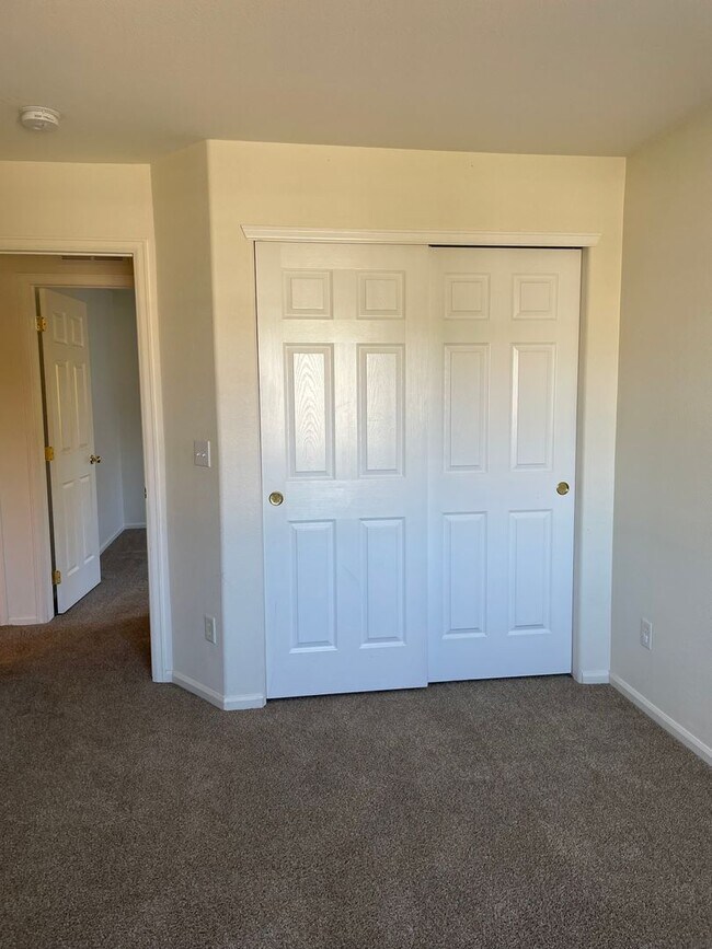 Building Photo - Spacious & Bright 3 Bedroom Home in East L...