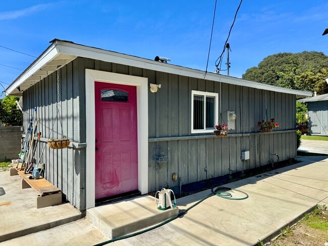 Building Photo - 131 N Vega St