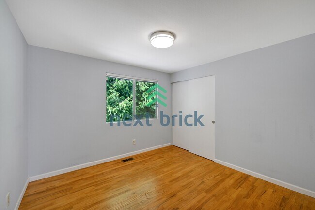 Building Photo - "Spacious 4-Bedroom Retreat with 2.5 Baths in Charming Sammamish Setting"