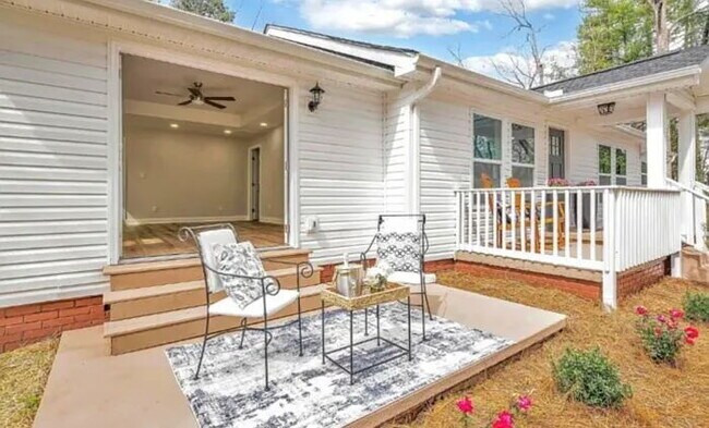 Building Photo - "Charming 3-Bed, 2-Bath Retreat with 1700 Sq. Ft. of Comfort in Simpsonville, SC!"