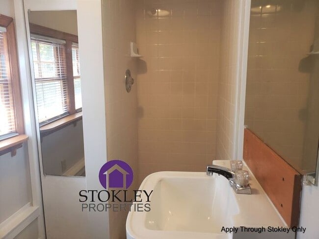 Building Photo - 2234 Oakvale Rd