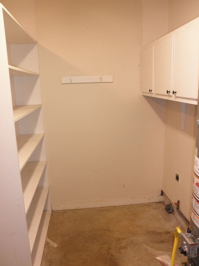 Building Photo - On cul de sac