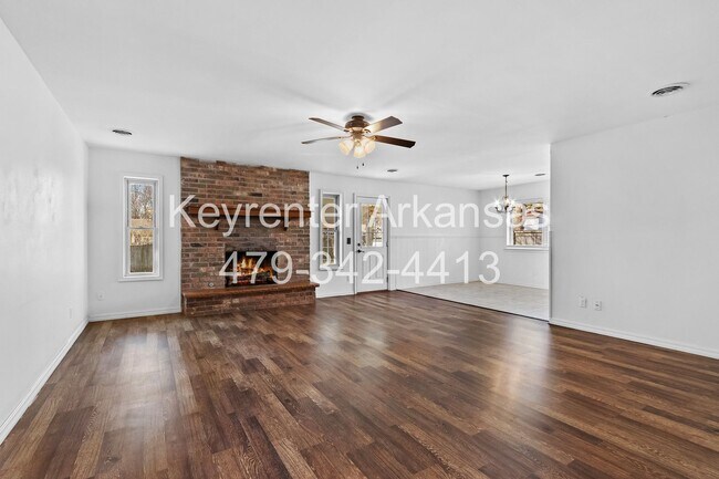Building Photo - Beautiful Home in Springdale with Sunroom!