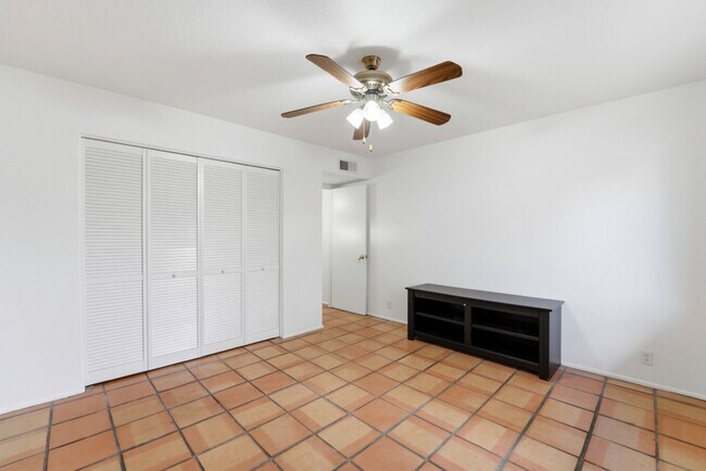 Building Photo - Maintained Mesa rental offering comfort, convenience, and easy access to everything the East Vall...