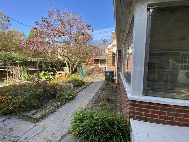 Building Photo - 916 Sylvania Ave